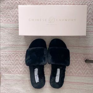 Comfy & cute Chinese Laundry Rally slides. New!